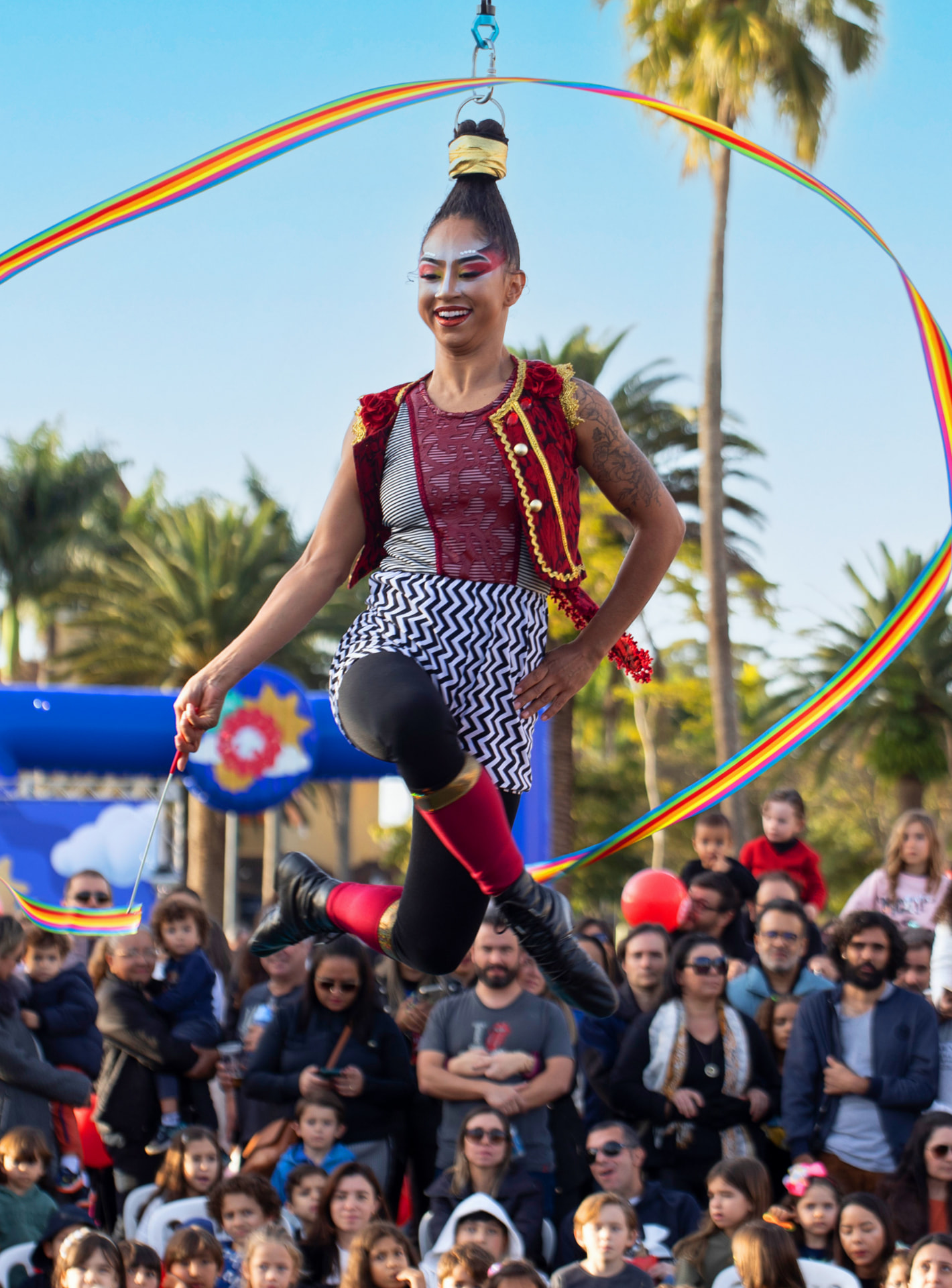 Público reunido numa praça assistindo a uma apresentação musical ao ar livre